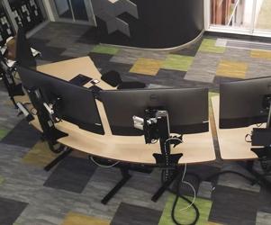 Speciāli augstumā regulējami galdi daudz ekrāni