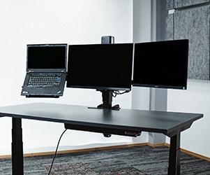 Darba vieta ar daudz ekrāniem monitoru lifts