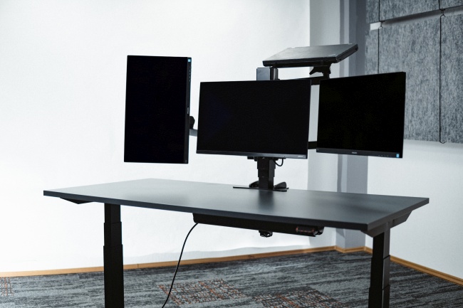 Pamata ekrāns + sānu ekrāns 90° + otrs ekrāns + laptops dokstacijā