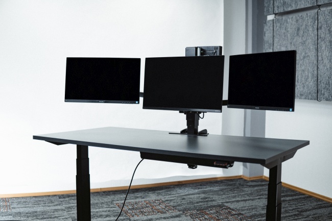 Trīs regulējami ekrāni