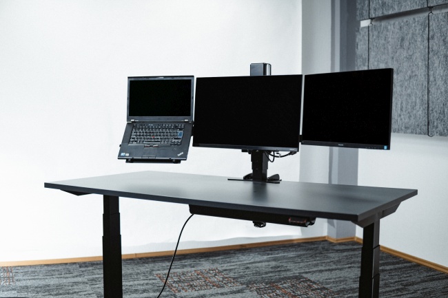 Divi ekrāni + portatīvais dators